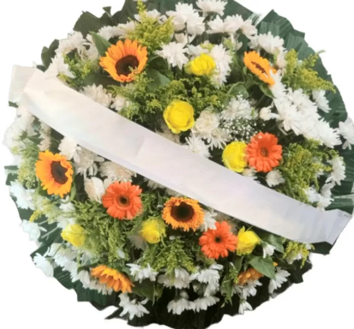 Coroa de flores redonda girassóis e laranjas